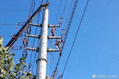 禹城市供電公司對購物廣場(chǎng)進(jìn)行電纜T接
