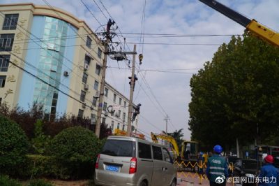 黃島區供電公司為海濱園線(xiàn)進(jìn)行架空線(xiàn)路