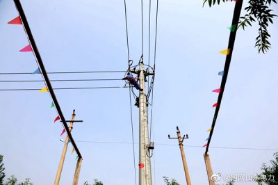 汶上縣供電公司在10千伏劉莊線(xiàn)22號桿加裝智能開(kāi)關(guān)