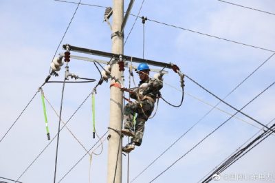 臨沂供電公司施工人員對10千伏鳳凰九線(xiàn)進(jìn)行線(xiàn)路升級改造