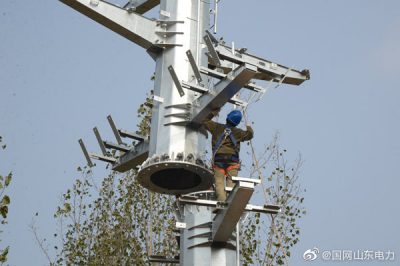 莒縣供電公司在洛河鎮組裝安嶺線(xiàn)鐵塔