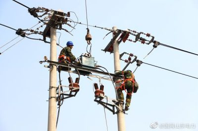 慶云縣供電公司對開(kāi)發(fā)區線(xiàn)12號桿更換開(kāi)關(guān)
