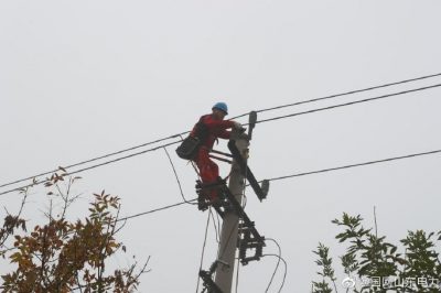 東營(yíng)區供電公司完成工業(yè)園丙支線(xiàn)1-15號桿更換240絕緣導線(xiàn)及金具