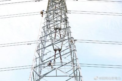 威海供電公司對鐵塔破股導線(xiàn)進(jìn)行修復