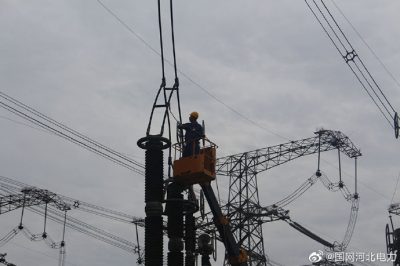 500千伏石北站的擴建現場(chǎng)運維人員登上高空車(chē)掛好接地線(xiàn)