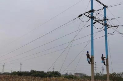 武安市供電公司在35千伏杜營(yíng)1線(xiàn)對電桿進(jìn)行防護