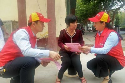 “太行之光”黨員服務(wù)隊隊員走街串巷入社區向廣大群眾發(fā)放安全用電宣傳單