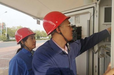 日常維護充電樁  為綠色出行加滿(mǎn)油