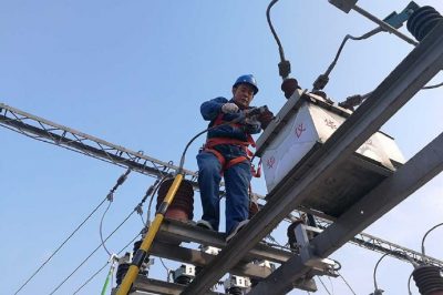 獻縣供電公司在35千伏西城變電站斷路器一次接線(xiàn)進(jìn)行維護