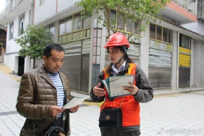 重慶銅梁供電公司上門(mén)為小區居民解決用電事宜