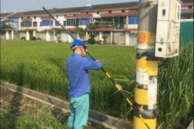 云龍供電服務(wù)站對農田內的電力設備進(jìn)行巡視消缺