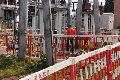 110千伏變電站改造工程現場(chǎng)進(jìn)行35千伏引線(xiàn)制作安裝
