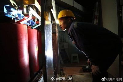 銅仁供電局緊急更換損壞變壓器，1小時(shí)內成功搶通了兩位老人的“生命通道”
