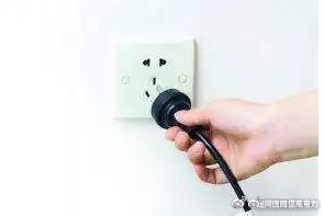拔插座用左手還是右手？有區別嗎？