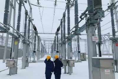 750千伏洛川變運維人員冒雪開(kāi)展雪天特巡