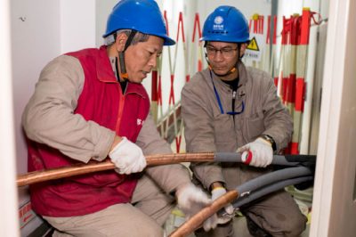 110千伏長(cháng)里變電站內制作10千伏龍江線(xiàn)電纜頭