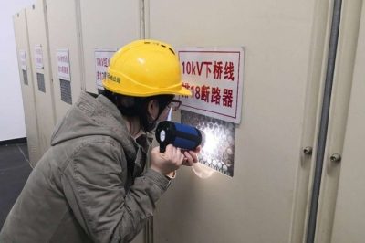 浮屠街變電站檢查電力設備有無(wú)凝露