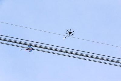 泰州電網(wǎng)無(wú)人機“發(fā)火” 高壓線(xiàn)上風(fēng)箏斷落