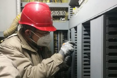 務(wù)本220千伏變電站安裝GIS匯控柜二次接線(xiàn)