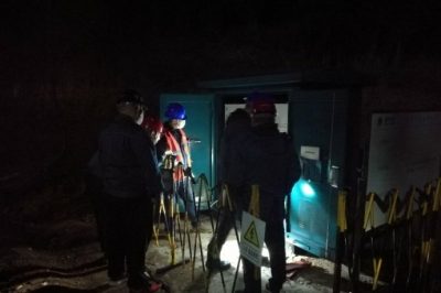 長(cháng)島縣供電公司在砣磯島進(jìn)行檢修工作