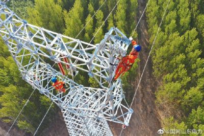 110 千伏招莞寶線(xiàn)新立桿塔進(jìn)行附件安裝工作