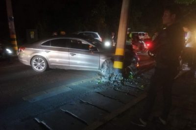 維修被車(chē)撞斷的10千伏線(xiàn)路高樁拉線(xiàn)桿