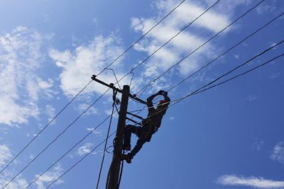 更換10千伏線(xiàn)路電桿低壓線(xiàn)路