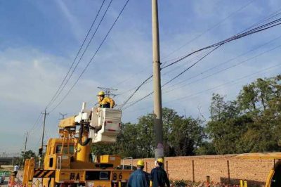 西安供電公司完成帶電立桿掛線(xiàn)搭頭工作