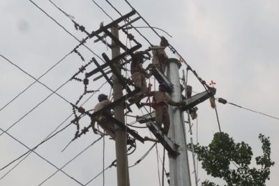更換絕緣導線(xiàn)  為夏峰安全供電添保障