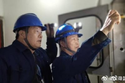 打著(zhù)手電排查斷電故障