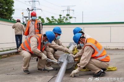 斗山變進(jìn)行構架避雷針的調換工作