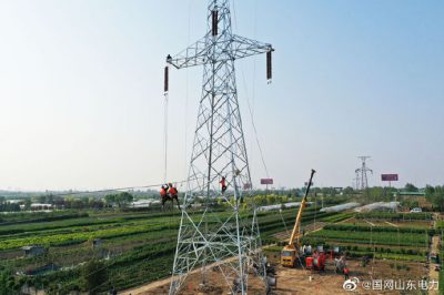 220千伏樓彌線(xiàn)30多米高空組塔架線(xiàn)