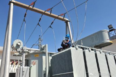 35千伏東高變電站進(jìn)行設備增容作業(yè)