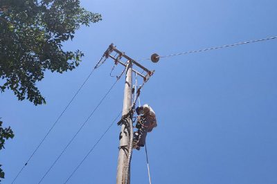10千伏線(xiàn)路立桿接引流
