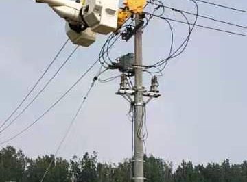 進(jìn)行帶電拆除高壓線(xiàn)。