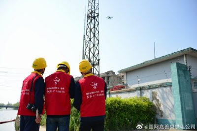 無(wú)人機巡檢戶(hù)外避雷針和110千伏門(mén)架