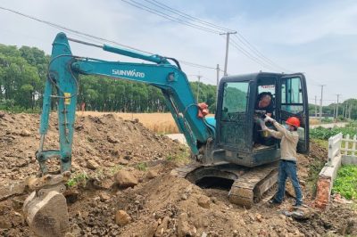 堅決杜絕在400伏低壓架空線(xiàn)路下開(kāi)挖路面