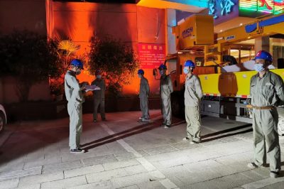 帶電作業(yè)小伙，在夜間濕透衣襟