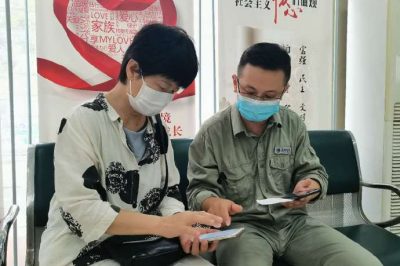 電力小哥也管“修手機”？分外事也是一片心