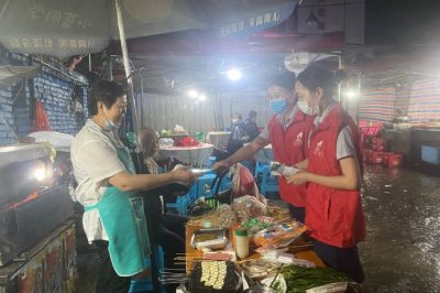 “電小二”進(jìn)夜市，讓地攤亮起來(lái)