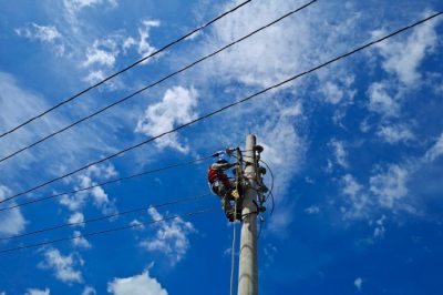 架設千余米導線(xiàn)為貧困戶(hù)供電