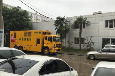 315千伏安應急發(fā)電車(chē)為汽車(chē)4S店持續供電
