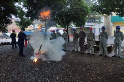 消防中隊官兵現場(chǎng)給供電公司傳授消防安全知識