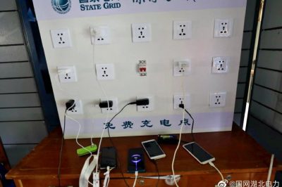 暴雨致停電，定制充電板為愛(ài)續航
