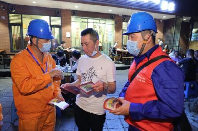 為各個(gè)攤位檢查用電安全情況、排查隱患、發(fā)放用電安全宣傳單