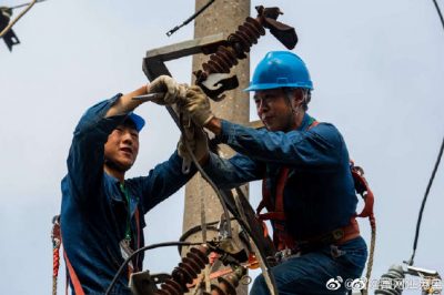 更換老舊電桿、柱上開(kāi)關(guān)、配變刀閘熔斷器