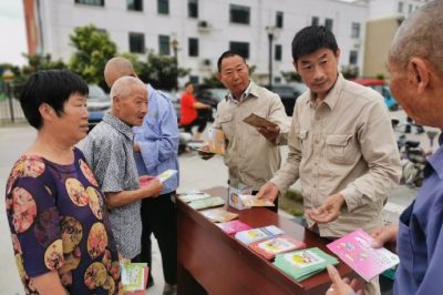 電力員工“擺攤”話(huà)安全