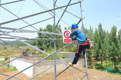 檢修輸電線(xiàn)路 筑牢安全屏障