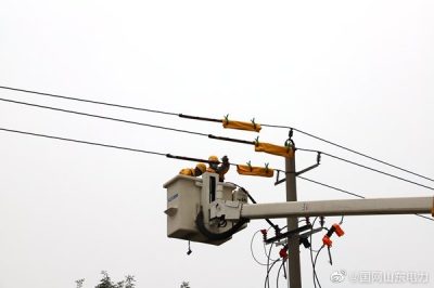 帶電搭接引流線(xiàn)完成三相電接引工作