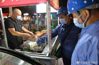 向經(jīng)營(yíng)攤主講解安全用電知識和不規范用電的危害
